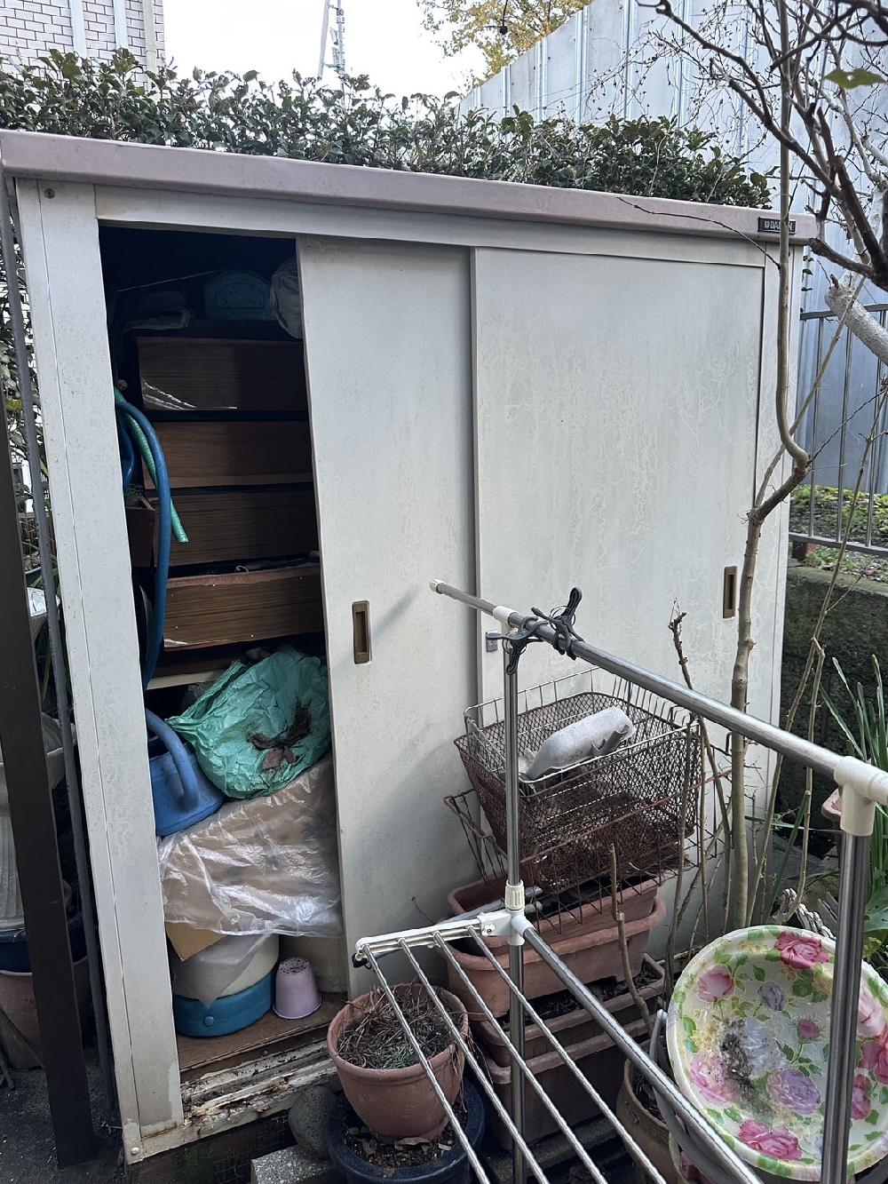 【遺品整理作業】外回りの大きな物置、植木、プランターなど全て綺麗さっぱり片付けます！立川市でご実家の片付作業です。