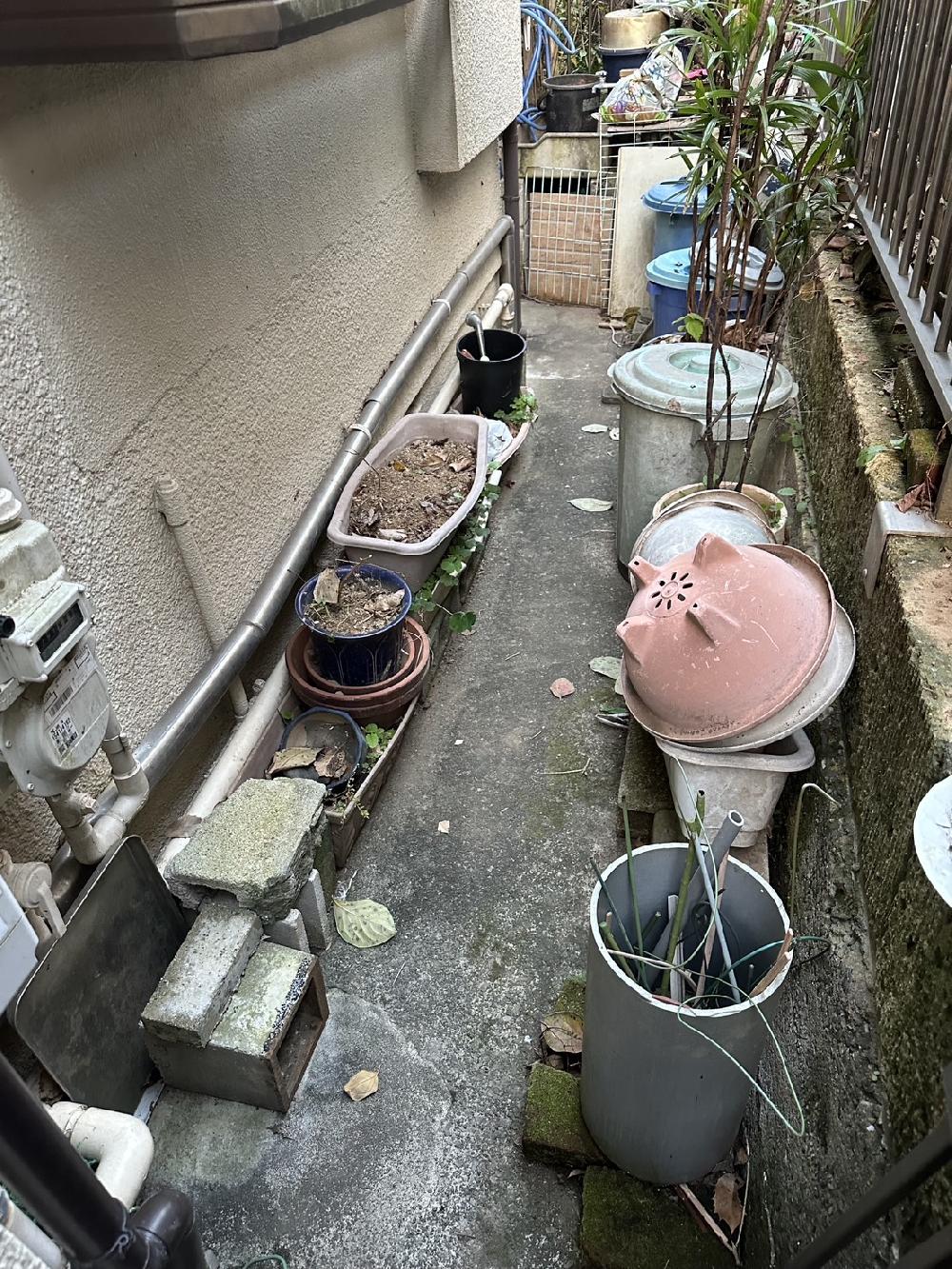 【遺品整理作業】外回りの大きな物置、植木、プランターなど全て綺麗さっぱり片付けます！立川市でご実家の片付作業です。