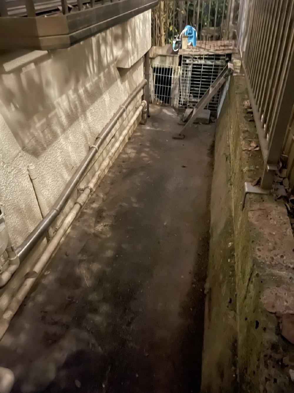 【遺品整理作業】外回りの大きな物置、植木、プランターなど全て綺麗さっぱり片付けます！立川市でご実家の片付作業です。